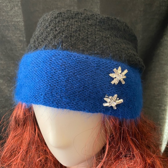 Hand knit black merino wool and blue angora wool hat with vintage pins - Picture 1 of 4